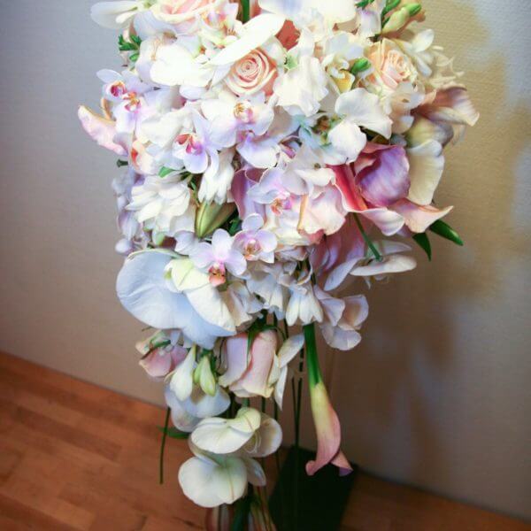 Brudebuket med roser, liljer og orkideer